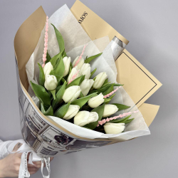 15 белых тюльпанов с нежной лавандой