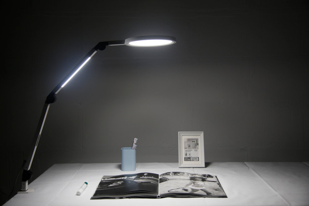 Светильник FRIENDME настольный на струбцине светодиодный No. 7 белый с двойным источником света. Яркость - 1150 lum. 24W.