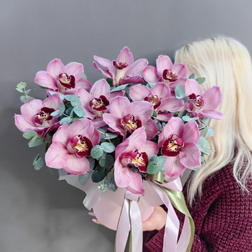 Композиция из 11 розовых орхидей с веточками эвкалипта