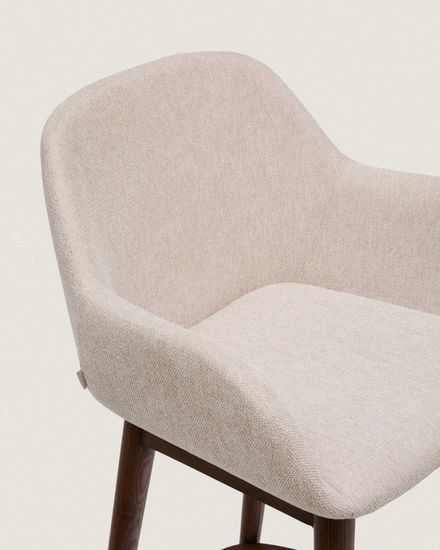 Полубарный стул Konna бежевого цвета с ножками из массива ясеня в темной отделке, 65 см Испания 