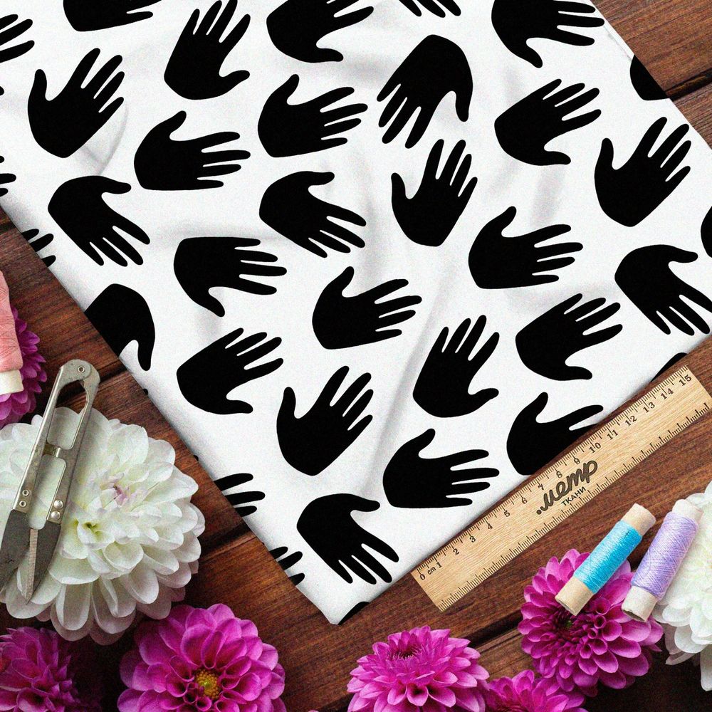 Ткань кулирная гладь чёрные ладони на белом фоне
