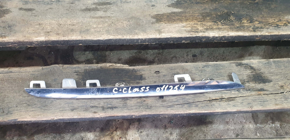 Молдинг решетки радиатора Mercedes C-Class W205 14-18 Б/У Оригинал A2058880373