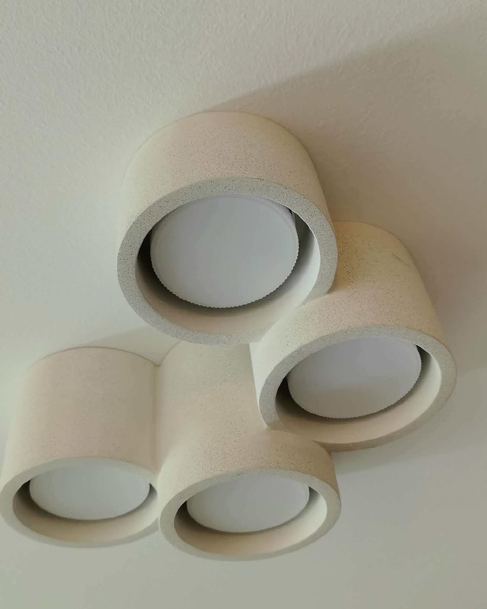 Минималистичный потолочный светильник с кластерной композицией.