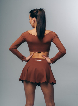 Костюм с юбкой-шортами и топом с волнообразными краями