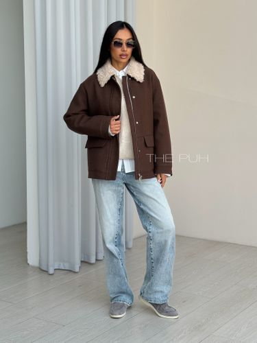 Шоколадная куртка с меховым воротником