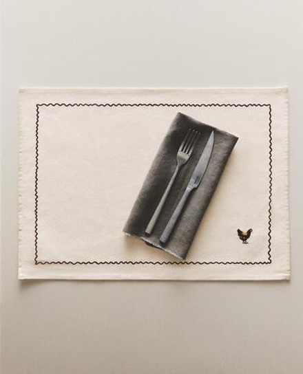 ZARA HOME САЛФЕТКА ПОД СТОЛОВЫЕ ПРИБОРЫ С ВЫШИВКОЙ «КУРИЦА», КОРИЧНЕВЫЙ