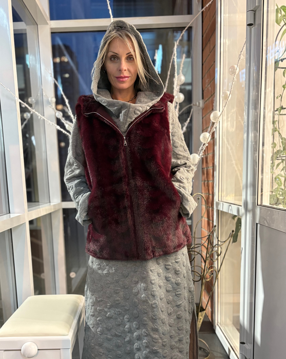 Жилет с капюшоном /бордо