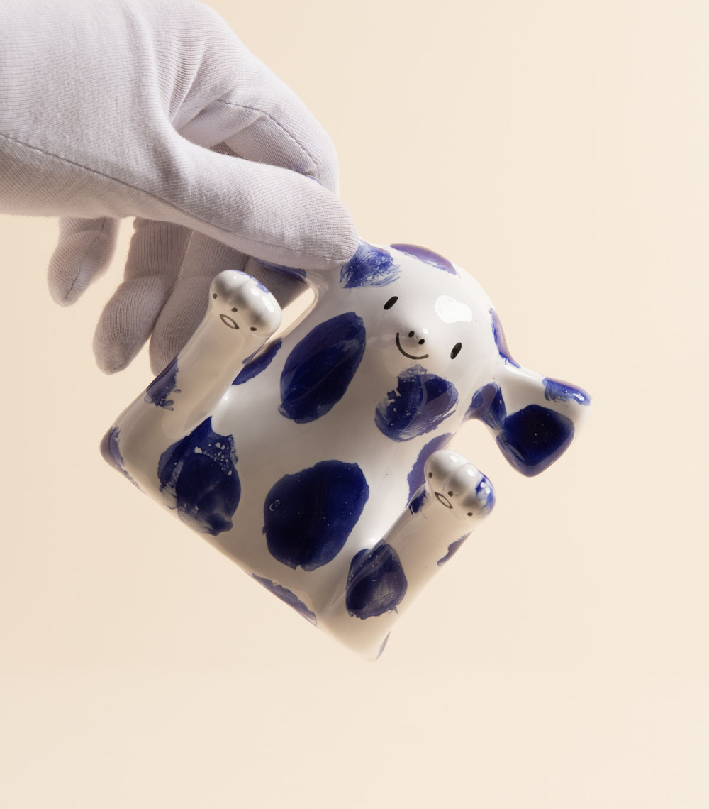 Крючок-скульптура — Пес с лапами, белый с синими пятнами | vaya.for.fun