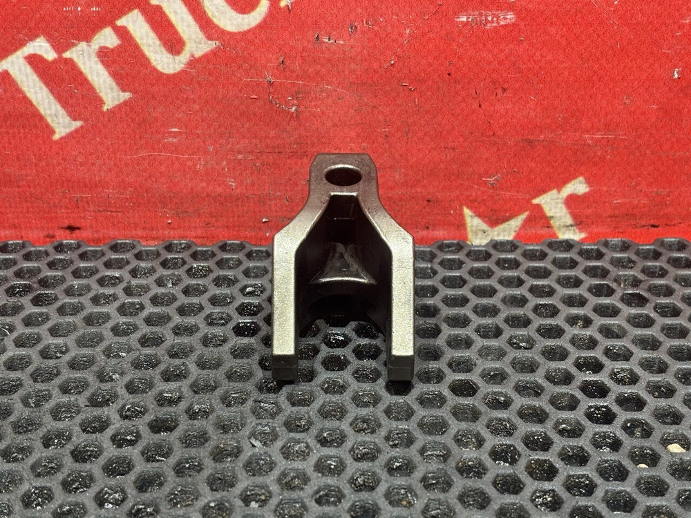 Кронштейн форсунки двигателя 2019 г.