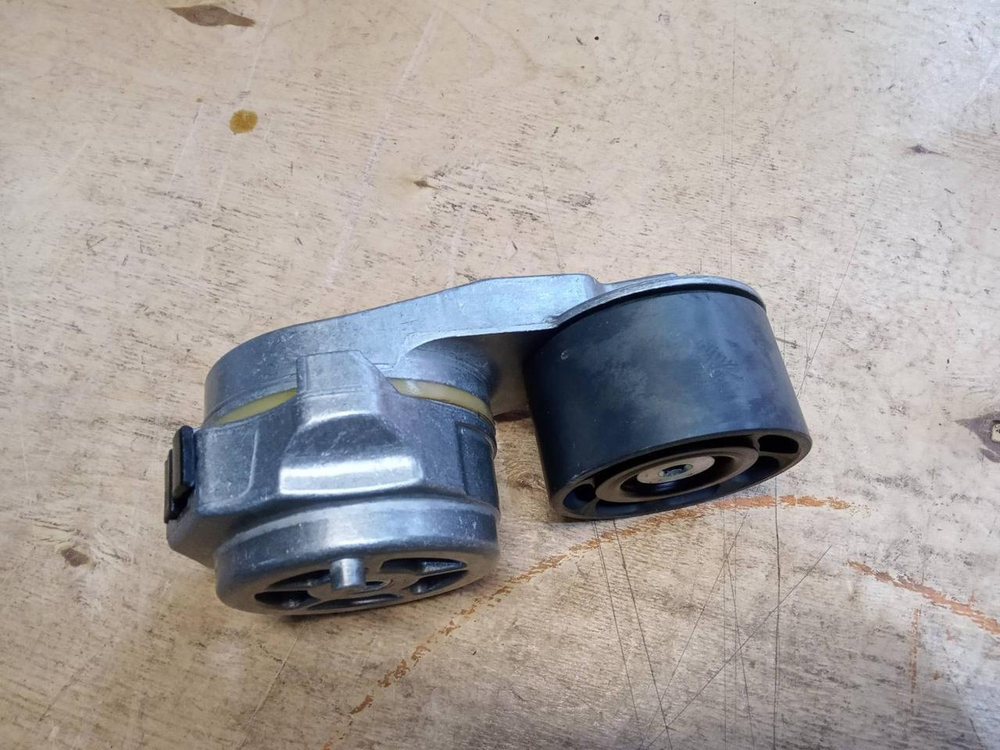 Натяжитель ремня RE518097