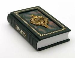 "Коран средний" Книга подарочная в кожаном переплете с росписью и бронзовой накладкой