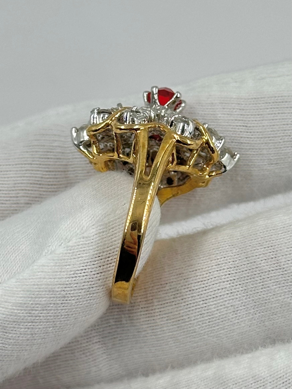 Кольцо с кристаллами