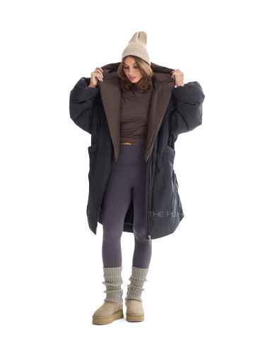 Черно-шоколадный длинный пуховик с капюшоном