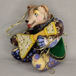 Ёлочная игрушка Медвежонок с балалайкой