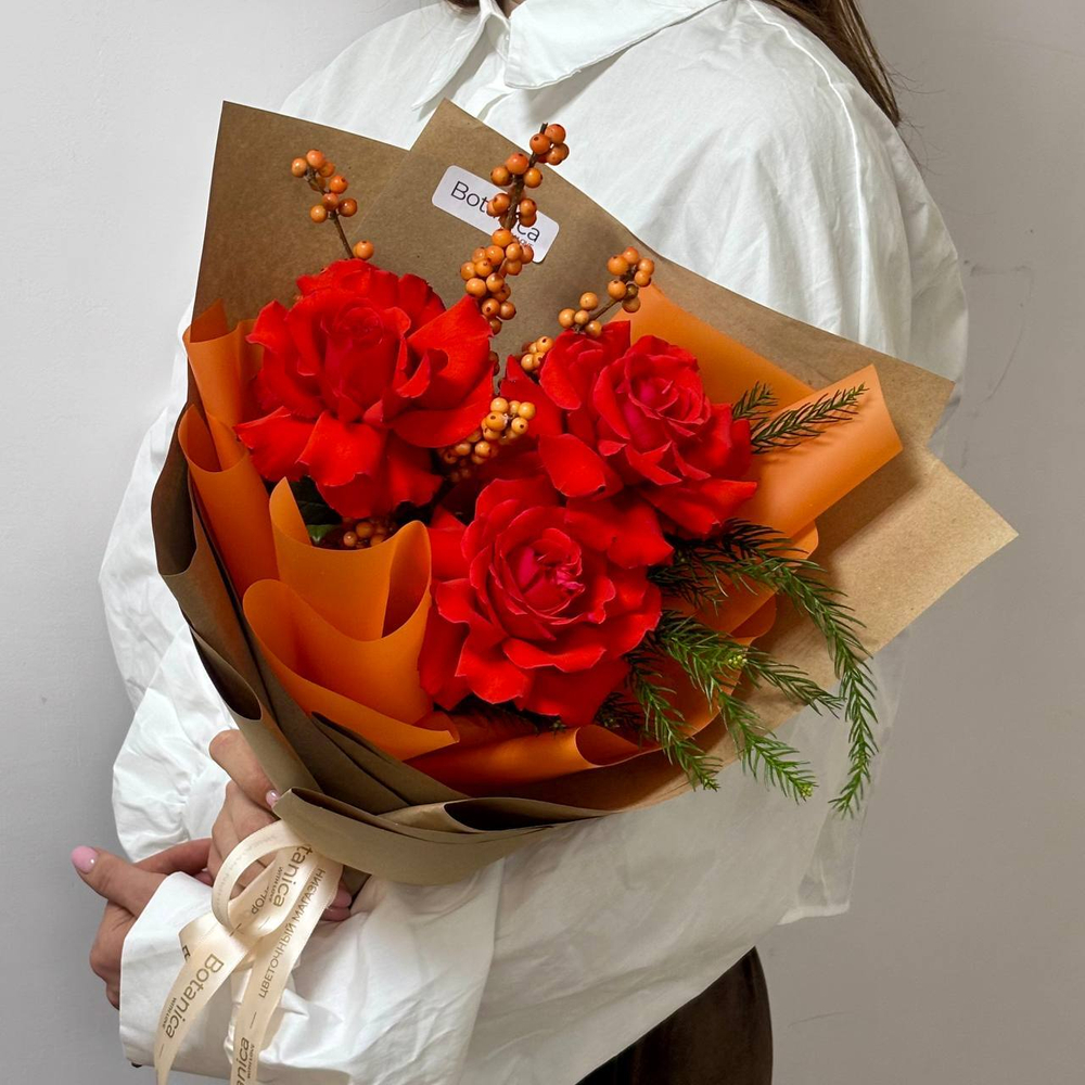 Авторский букет с французскими розами, илексом и хвоей. Букет 1222