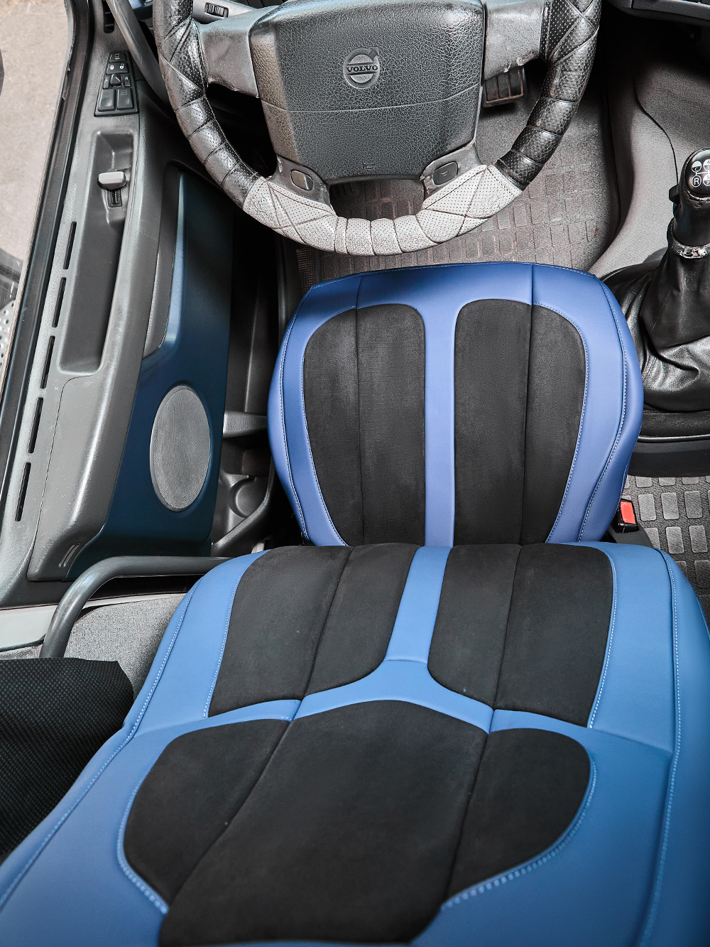 Чехлы Люкс VOLVO FH-13 после 2018 года: водитель от сиденья, пассажир от стойки кабины (один вырез под ремень) (экокожа, синий, черная вставка)