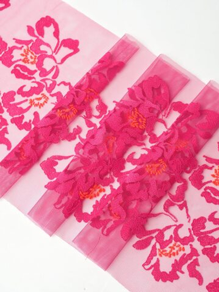 Вышивка на сетке малиновая фуксия с фуксией и оранжевым неэластичная ширина 29 см ОТРЕЗЫ