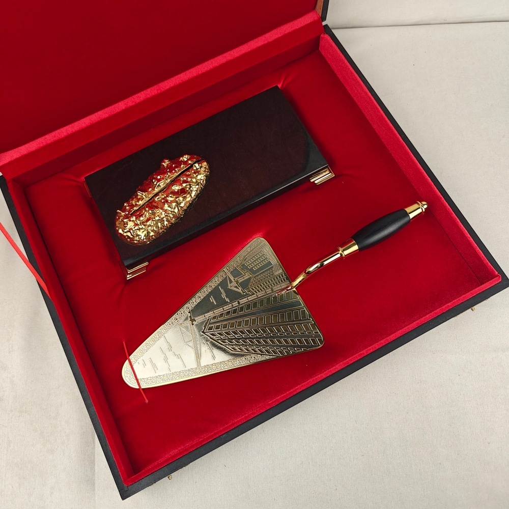 Подарок строителю "Мастерок" на долерите с фианитами