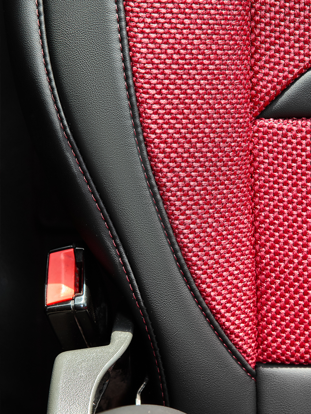 Чехлы Люкс Mercedes Actros MP3 (экокожа, черный, красная вставка (рогожка))