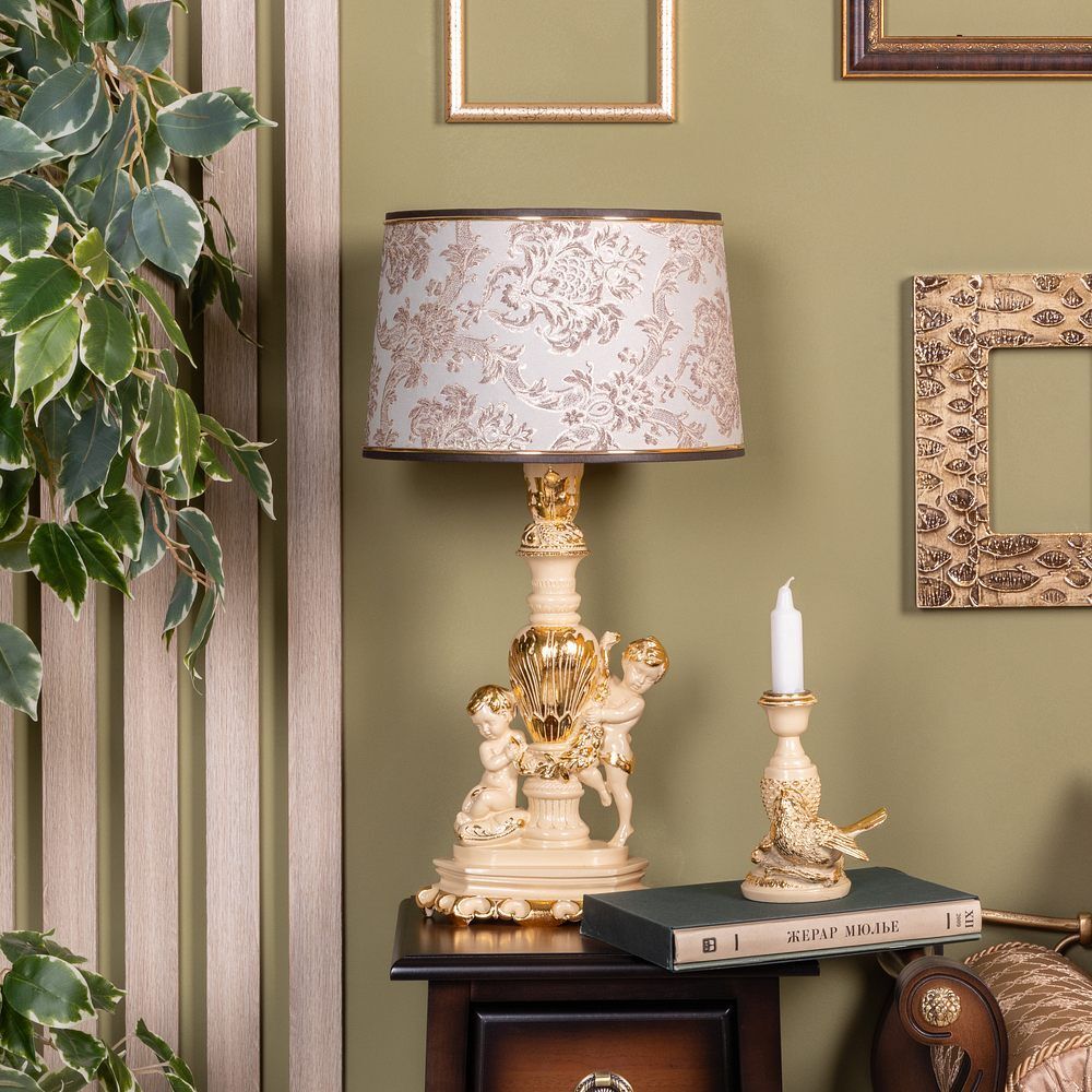 Настольная лампа Путти Айвори с абажуром Тюссо Vatican (Ватикан) Латте