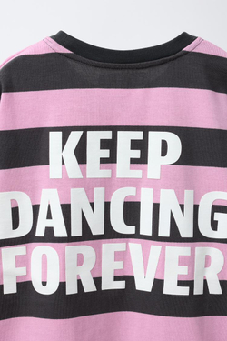 ZARA ЛОНГСЛИВ ИЗ ПЛОТНОЙ ТКАНИ В ПОЛОСКУ С НАДПИСЬЮ, РОЗОВЫЙ