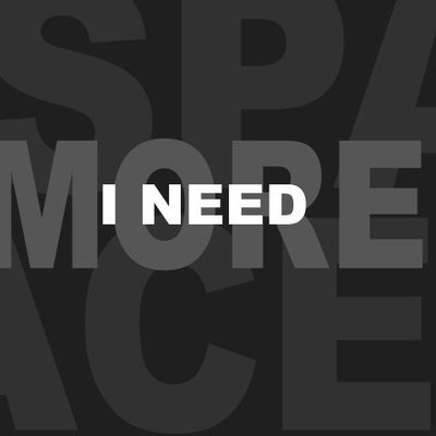 I NEED MORE SPACE(мне нужно больше пространства) надпись на черном фоне