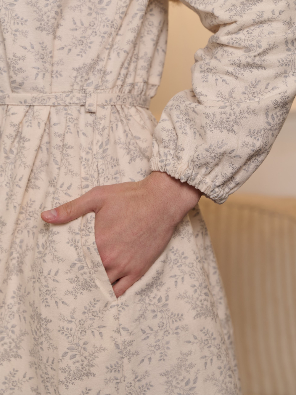 Платье с воротником стойкой