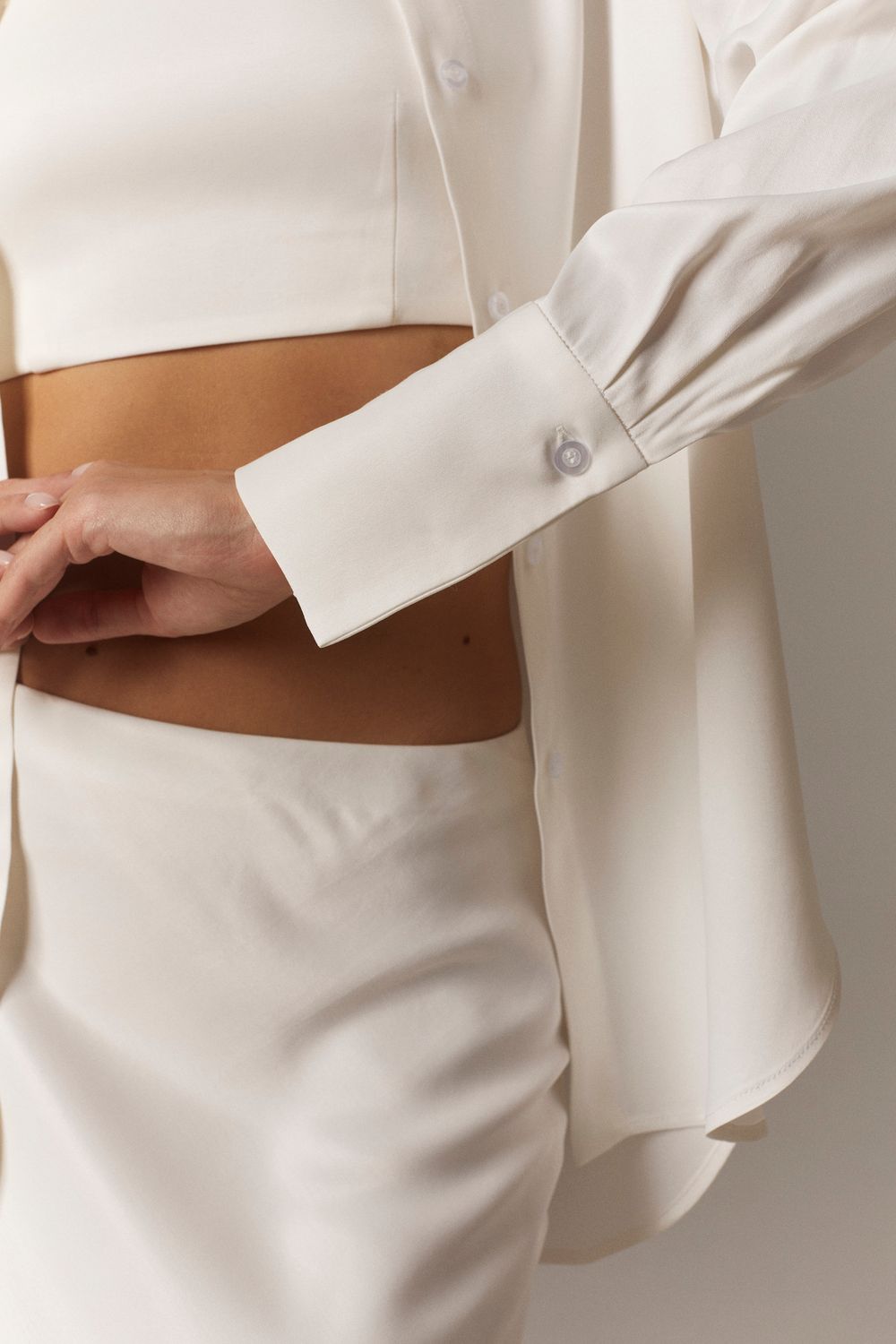 Рубашка атласная белая