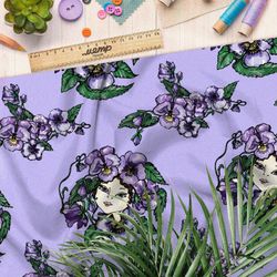 Ткань мембрана девушка с венком фиолетовых цветов