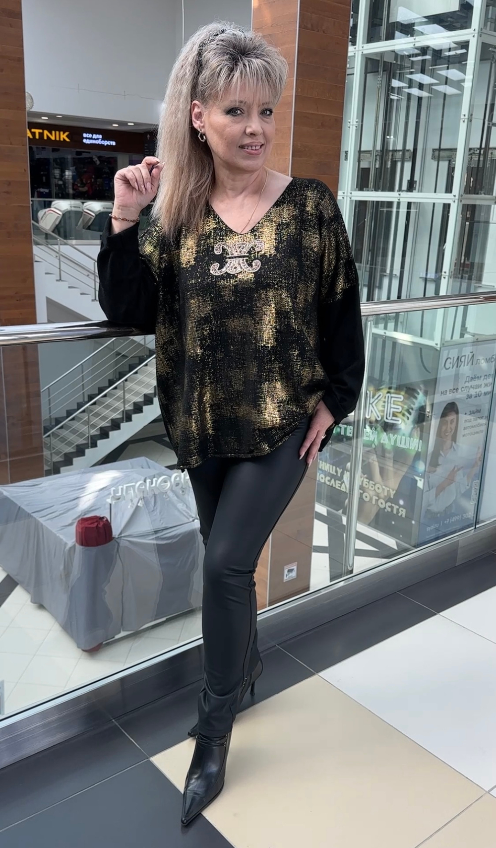 Черный джемпер-туника с блестящим напылением и эмблемой