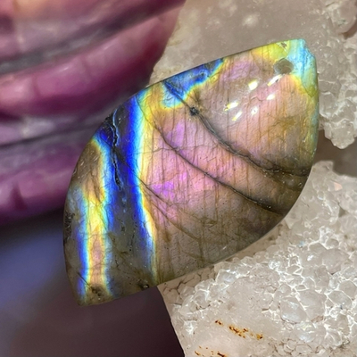 48093 Лабрадор розовый Кулон 22*38мм (Заряжен на Удачу)