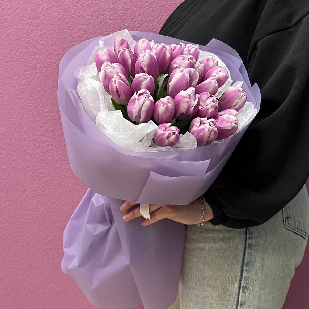 Букет из свежих сиреневых тюльпанов
