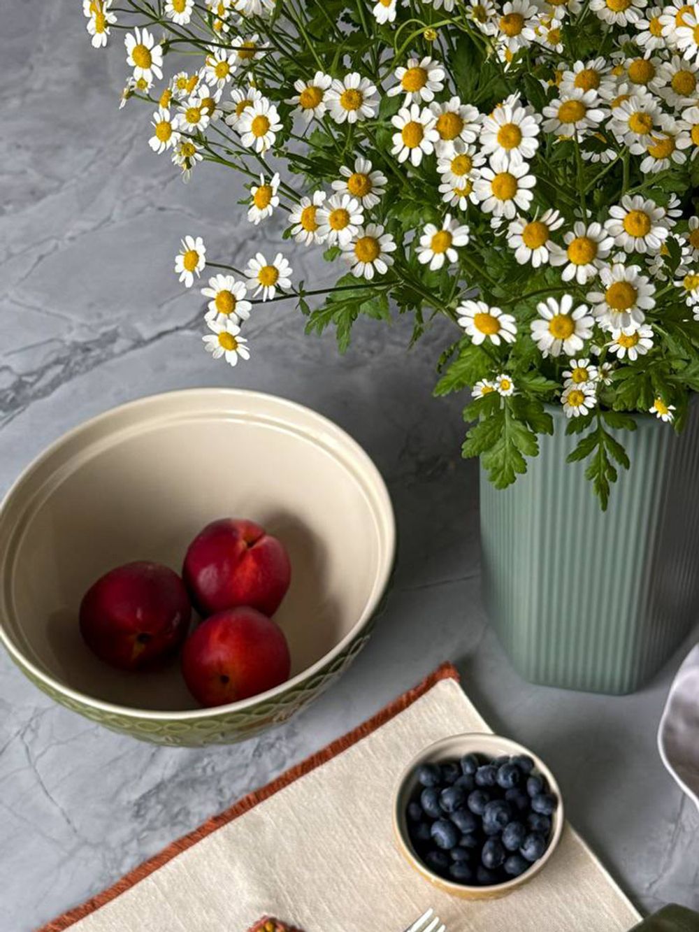 Миска зеленого цвета с рельефным узором Ягоды Тайги из коллекции Russian North, 2,5 л