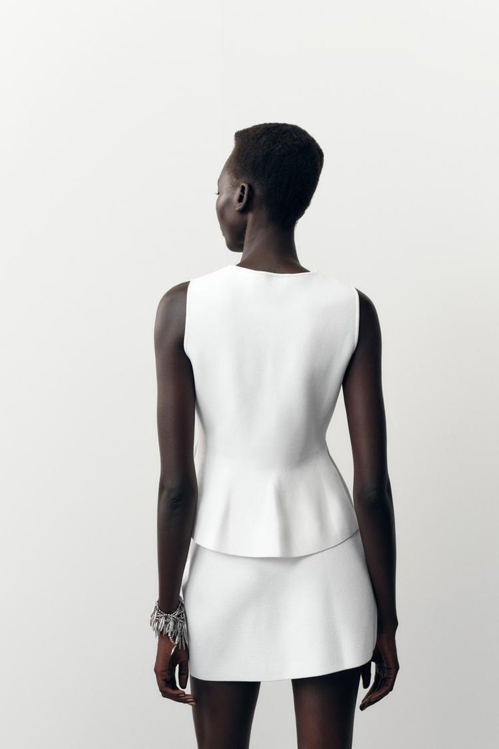 ZARA ТРИКОТАЖНЫЙ ТОП С БАСКОЙ, БЕЛЫЙ