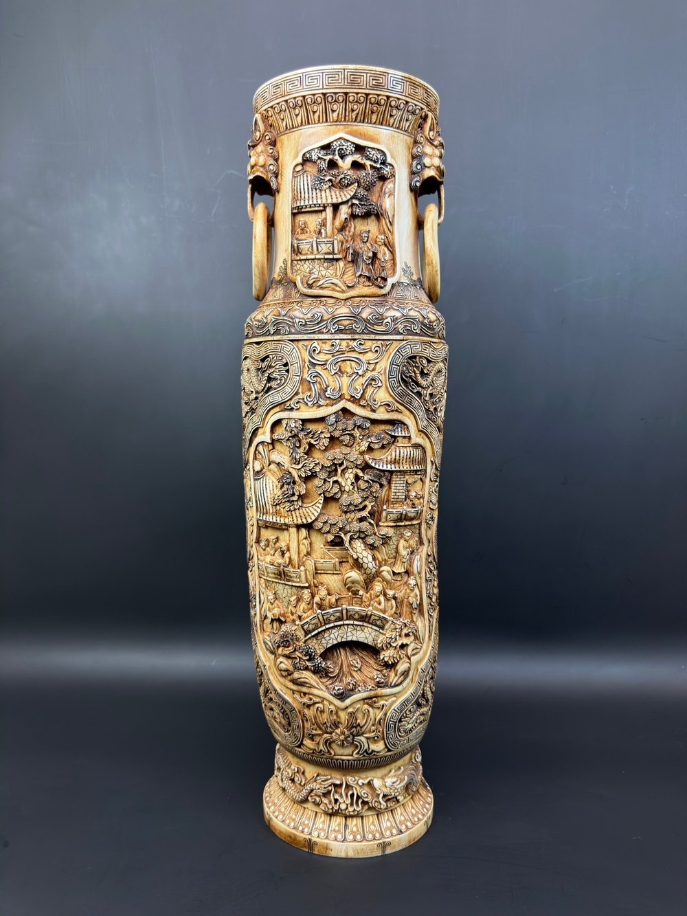 Монументальная резная ваза из кости