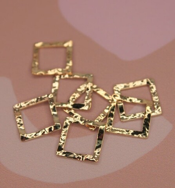 Коннектор квадрат мятый металл 11 мм позолота