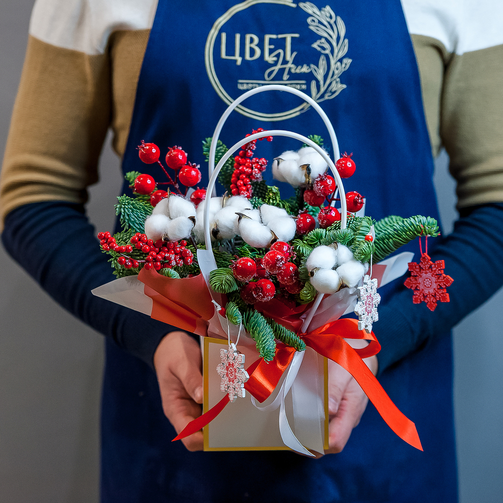 Красно - белый букет с хлопком и нобилисом