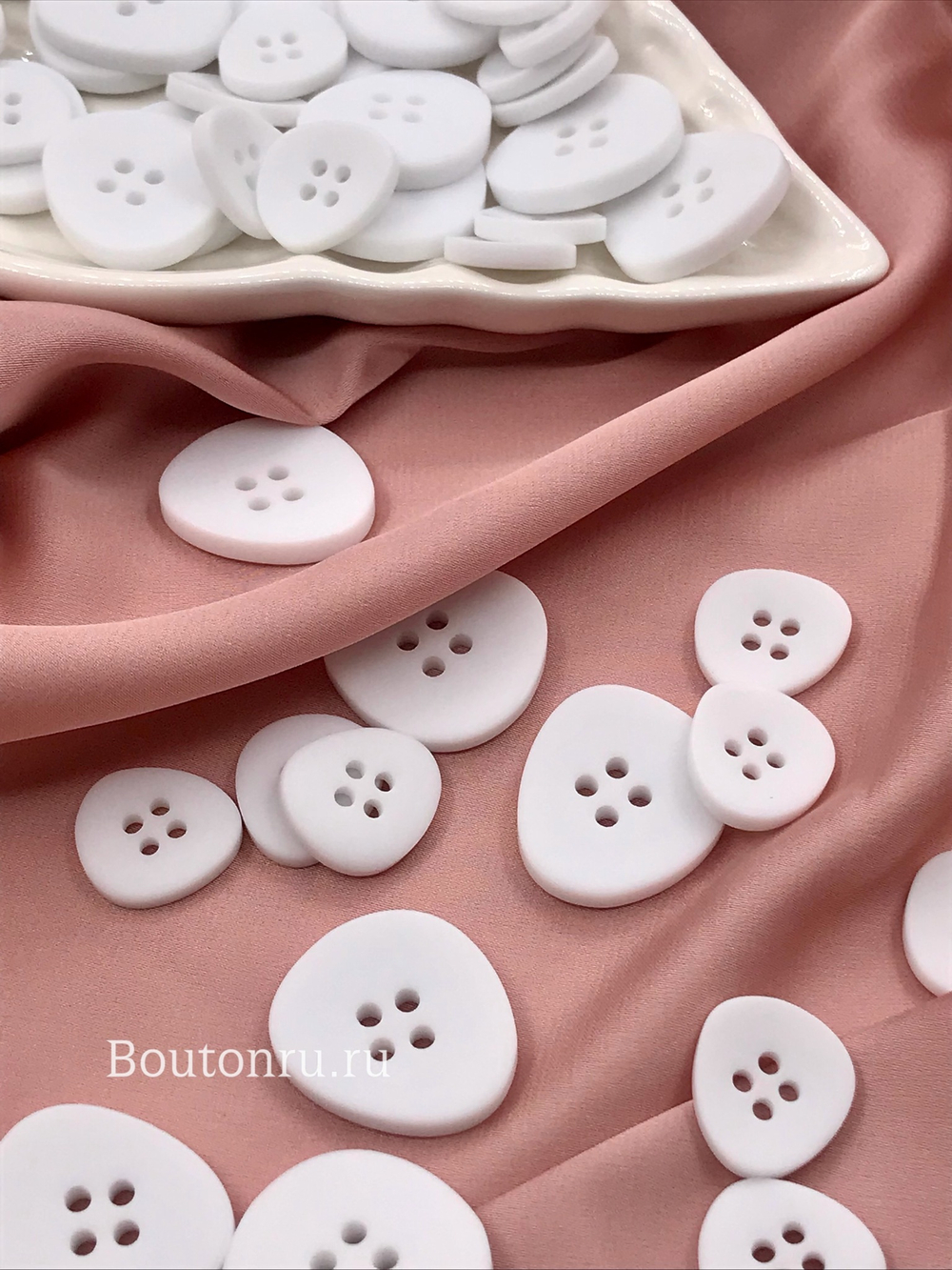 Пуговицы белые на прокол неровной формы
