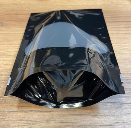 Черный глянцевый дой-пакет с овальным окном и многоразовым замком zip-lock 220*300 мм
