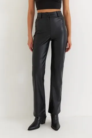 Брюки из экокожи прямые черного цвета