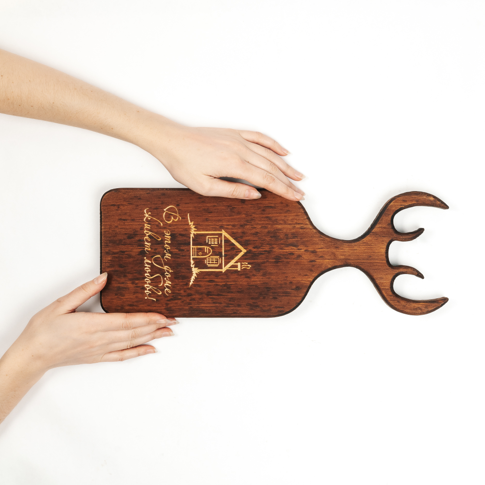 Доска разделочная из древесины сибирского кедра с гравировкой "В этом доме живет любовь". RD84