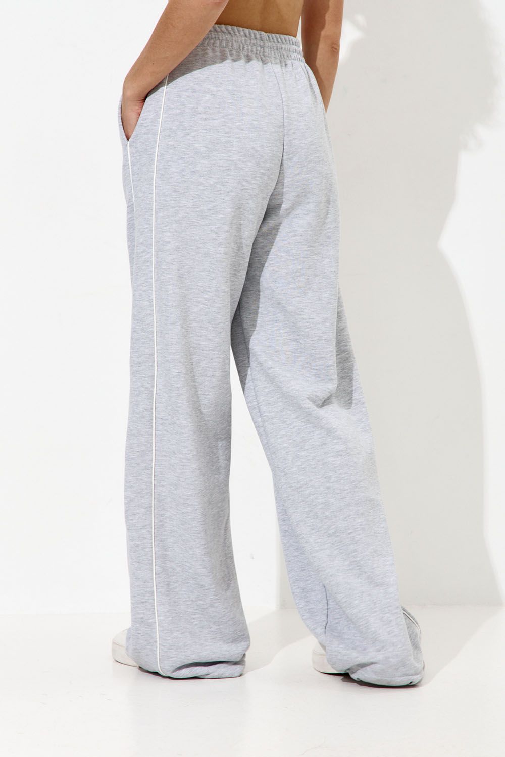 Широкие джоггеры без начеса с кантом цвета серый меланж