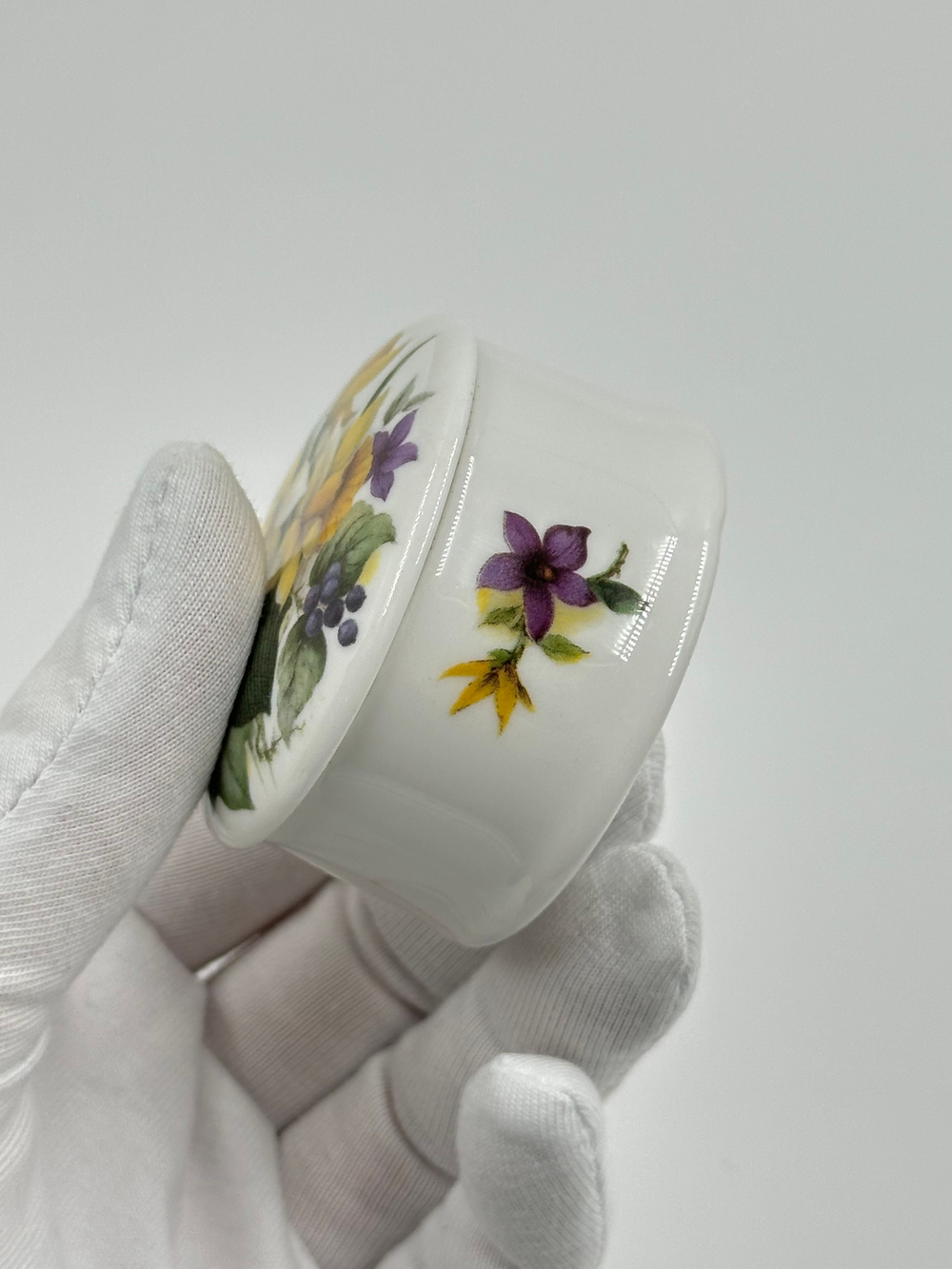 Миниатюрная шкатулка с цветами