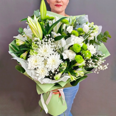 Авторский букет с белыми лилиями