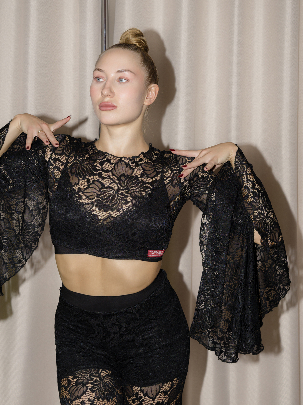 Топ из гипюра с рукавом клеш