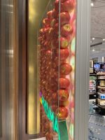 Прозрачные короба для витрин в магазине Prisma