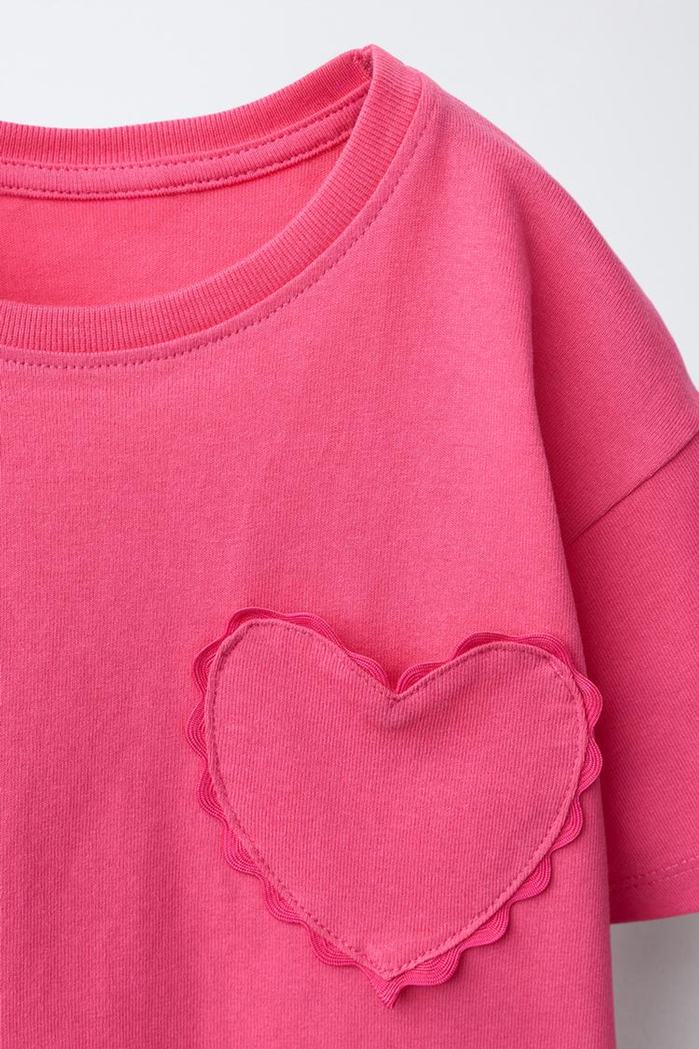 ZARA ФУТБОЛКА С ВОЛНИСТЫМ СЕРДЦЕМ, КОРАЛОВЫЙ