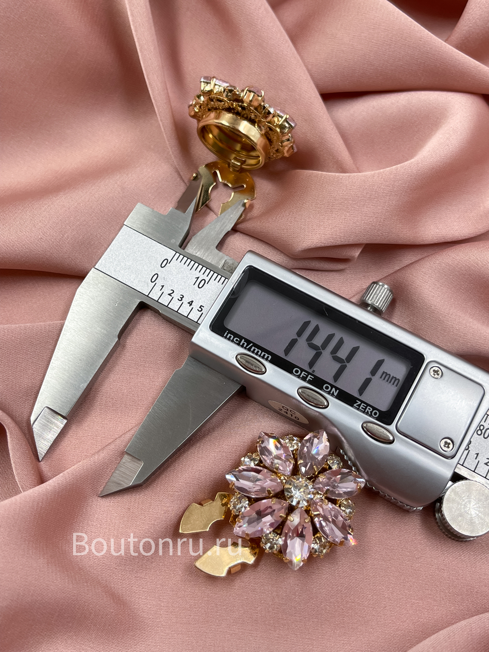 Накладка на пуговицу в форме цветка золотистые с розовыми стразами (клипсы)