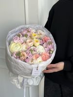 Букет из кустовых пионовидных роз, маттиолы, хризантемы и ранункулюса