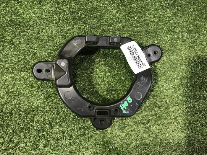 Кронштейн ПТФ левый Toyota Land Cruiser 200 (2015-2021)